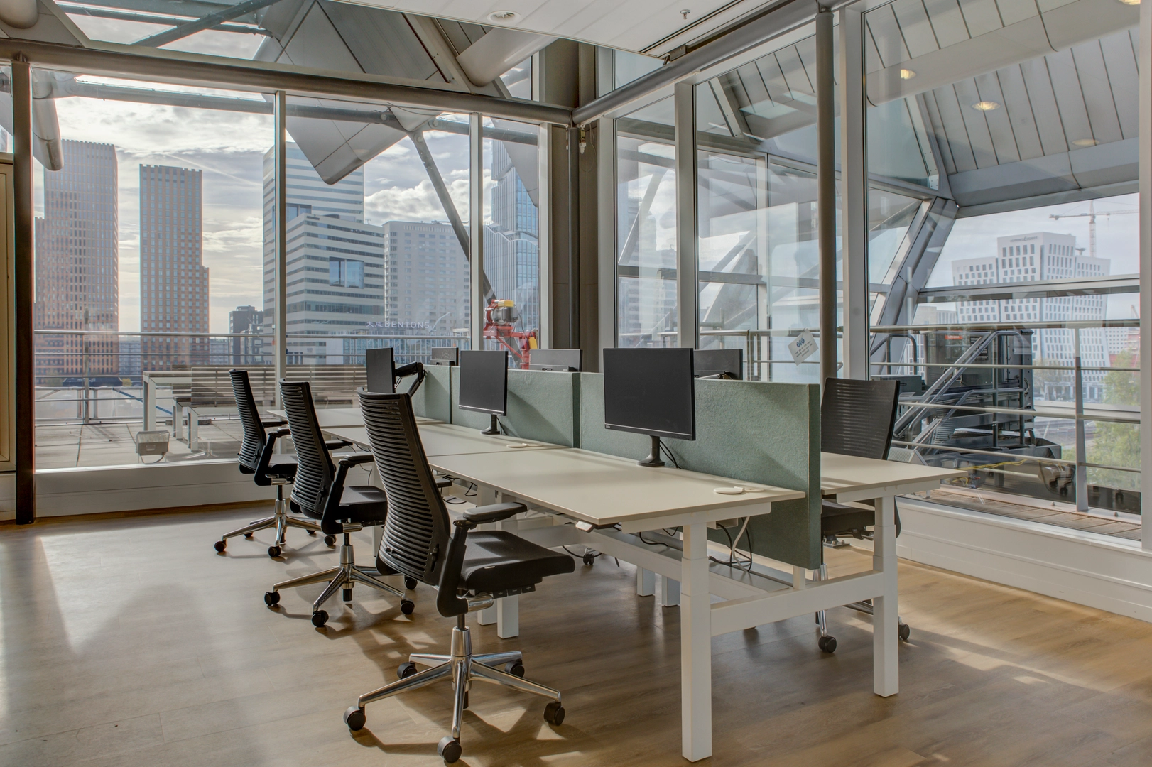 roland-berger in samenwerking met Unidesq case studies bureaus met stoelen en akoestisch paneel